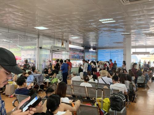 Cảng Cái Rồng đông nghẹt người chờ tàu