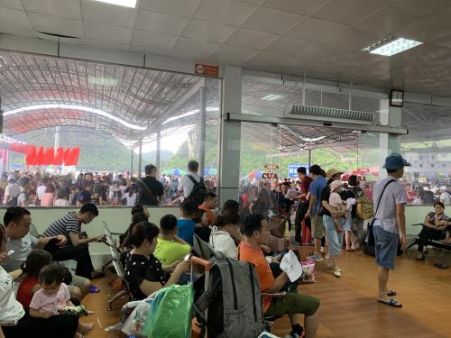 Cảng Cái Rồng đông nghẹt người chờ tàu