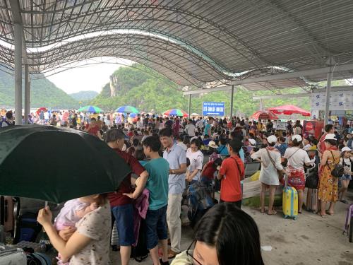 Cảng Cái Rồng đông nghẹt người chờ tàu