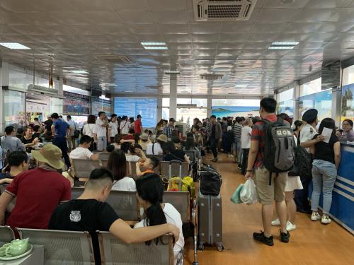 Cảng Cái Rồng đông nghẹt người chờ tàu