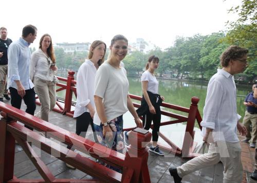 Công chúa kế vị Thụy Điển cùng Phu quân ngắm bình minh Hà Nội