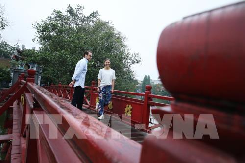 Công chúa kế vị Thụy Điển cùng Phu quân ngắm bình minh Hà Nội