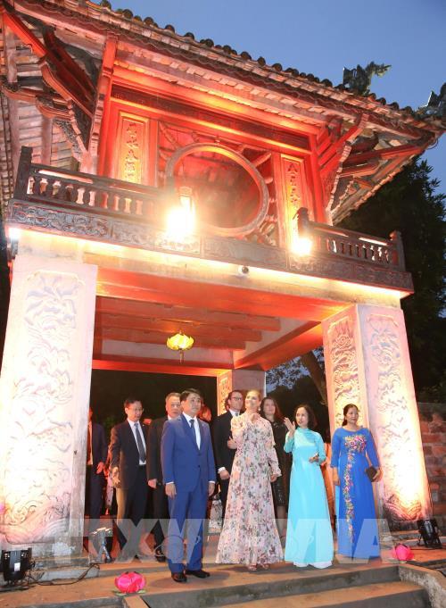 Công chúa kế vị Thụy Điển cùng Phu quân ngắm bình minh Hà Nội