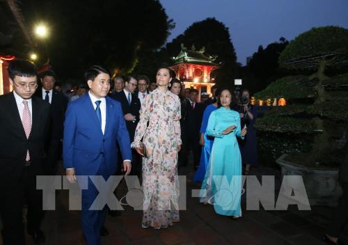 Công chúa kế vị Thụy Điển cùng Phu quân ngắm bình minh Hà Nội