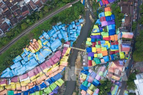 Ngắm ngôi làng cầu vồng rực rỡ sắc màu ở Indonesia