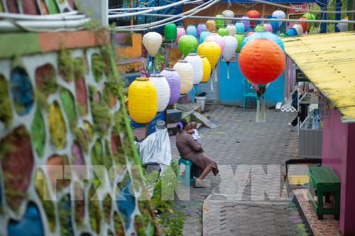 Ngắm ngôi làng cầu vồng rực rỡ sắc màu ở Indonesia