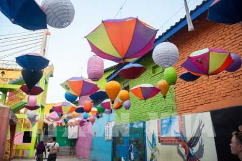 Ngắm ngôi làng cầu vồng rực rỡ sắc màu ở Indonesia