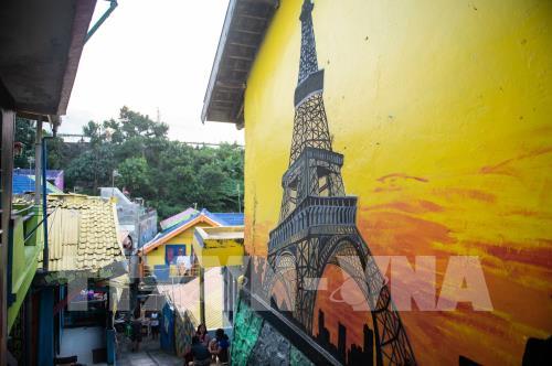 Ngắm ngôi làng cầu vồng rực rỡ sắc màu ở Indonesia