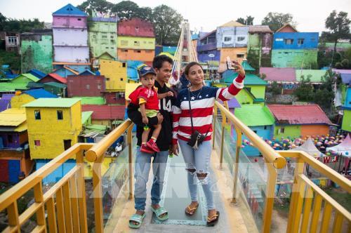 Ngắm ngôi làng cầu vồng rực rỡ sắc màu ở Indonesia