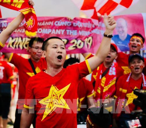 King&rsquo;s Cup 2019: Cổ động viên Việt Nam tiếp sức cho đội tuyển