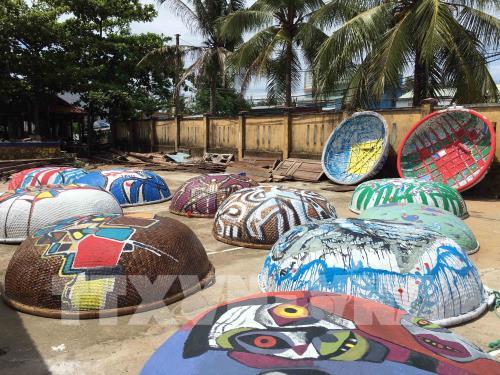 Độc đáo những bức tranh vẽ trên thuyền thúng