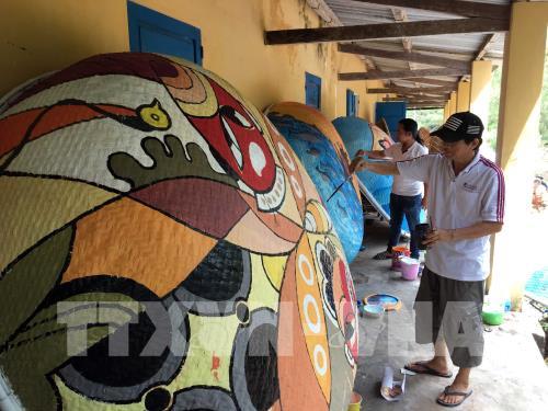 Độc đáo những bức tranh vẽ trên thuyền thúng