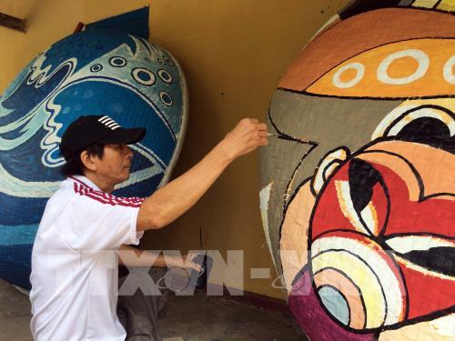 Độc đáo những bức tranh vẽ trên thuyền thúng