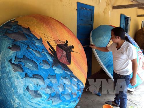 Độc đáo những bức tranh vẽ trên thuyền thúng