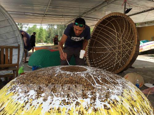 Độc đáo những bức tranh vẽ trên thuyền thúng