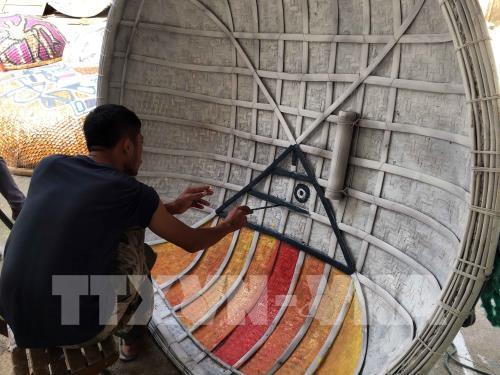 Độc đáo những bức tranh vẽ trên thuyền thúng