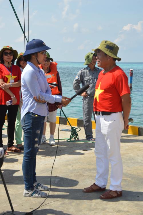 Chuyện nhà báo nơi đầu sóng ngọn gió