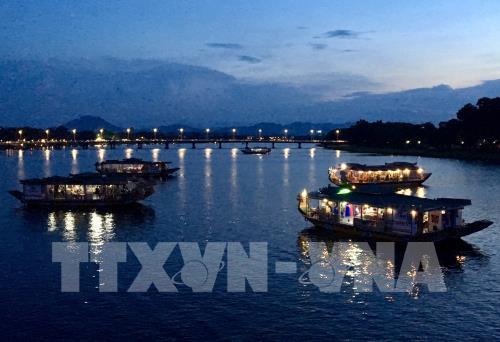 Vẻ đẹp quyến rũ của sông Hương và cầu Trường Tiền