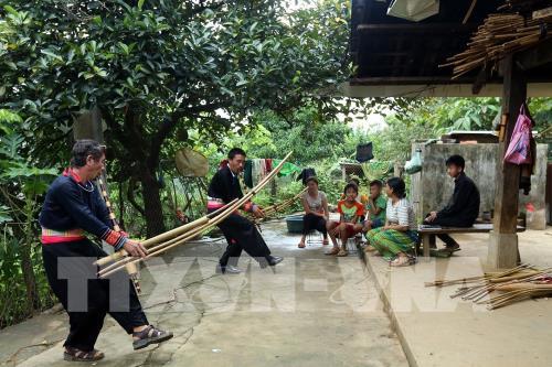 Nghệ nhân chế tác khèn Mông nơi rẻo cao