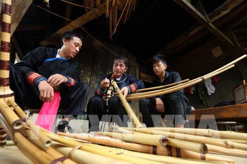 Nghệ nhân chế tác khèn Mông nơi rẻo cao