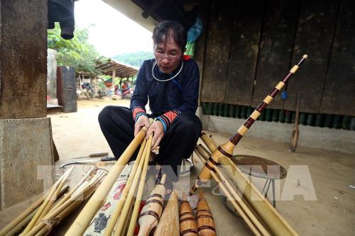 Nghệ nhân chế tác khèn Mông nơi rẻo cao