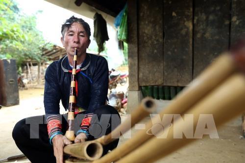 Nghệ nhân chế tác khèn Mông nơi rẻo cao