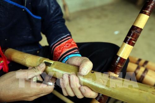 Nghệ nhân chế tác khèn Mông nơi rẻo cao
