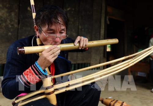 Nghệ nhân chế tác khèn Mông nơi rẻo cao