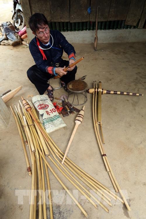 Nghệ nhân chế tác khèn Mông nơi rẻo cao