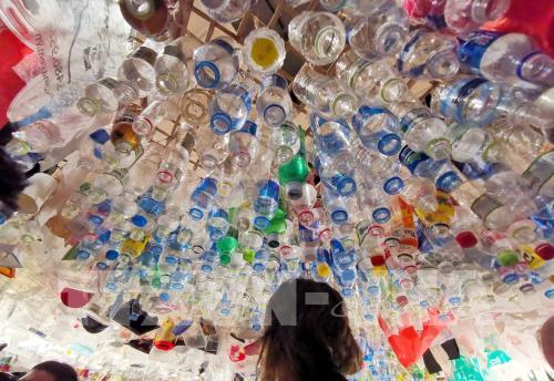 Triển lãm sắp đặt "Xả rác ít thôi!" ở Hà Nội