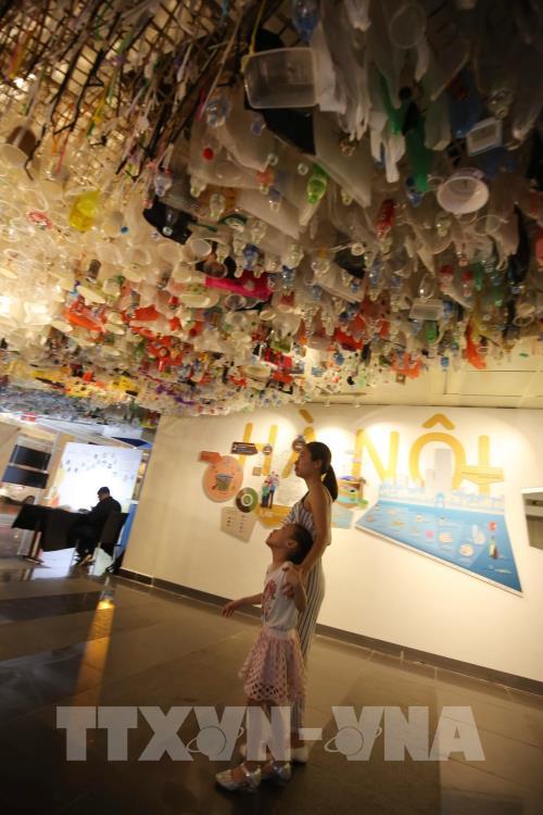 Triển lãm sắp đặt "Xả rác ít thôi!" ở Hà Nội