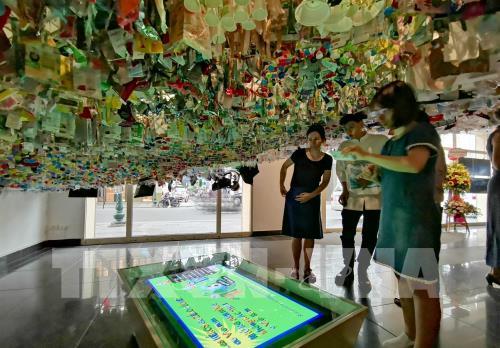 Triển lãm sắp đặt "Xả rác ít thôi!" ở Hà Nội