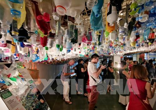 Triển lãm sắp đặt "Xả rác ít thôi!" ở Hà Nội