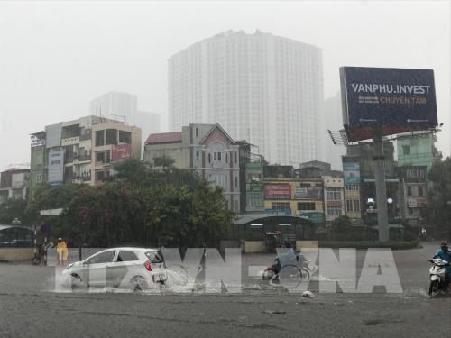 Mưa lớn gây ngập và tắc một số tuyến phố tại Hà Nội