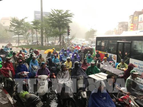 Mưa lớn gây ngập và tắc một số tuyến phố tại Hà Nội