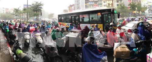 Mưa lớn gây ngập và tắc một số tuyến phố tại Hà Nội