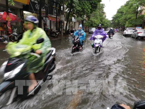 Mưa lớn gây ngập và tắc một số tuyến phố tại Hà Nội