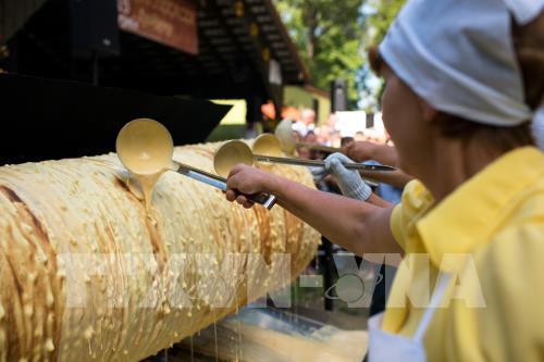 Độc đáo chiếc bánh Sekacz truyền thống khổng lồ tại lễ hội ở Ba Lan