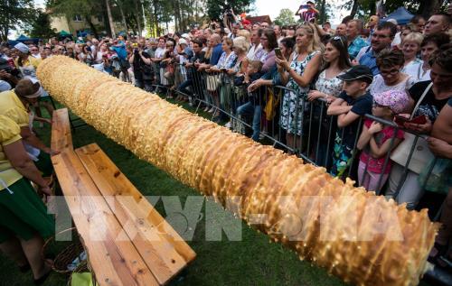 Độc đáo chiếc bánh Sekacz truyền thống khổng lồ tại lễ hội ở Ba Lan