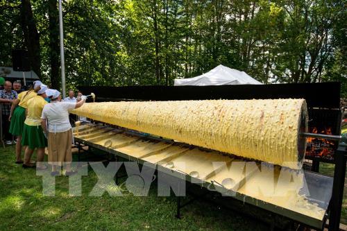 Độc đáo chiếc bánh Sekacz truyền thống khổng lồ tại lễ hội ở Ba Lan