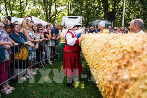 Độc đáo chiếc bánh Sekacz truyền thống khổng lồ tại lễ hội ở Ba Lan