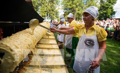 Độc đáo chiếc bánh Sekacz truyền thống khổng lồ tại lễ hội ở Ba Lan