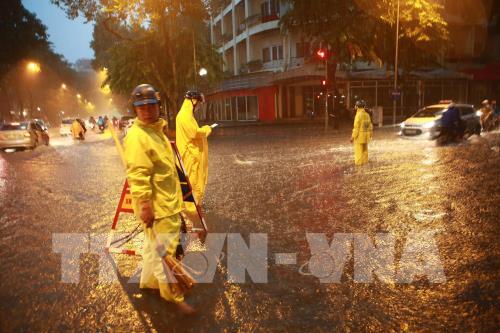 Mưa to khiến một số tuyến phố ở Hà Nội bị ngập úng