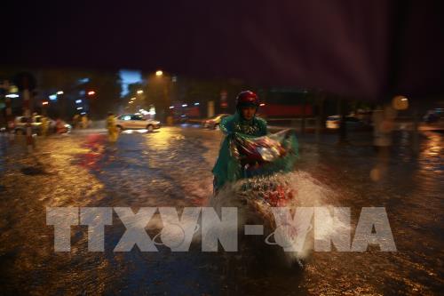 Mưa to khiến một số tuyến phố ở Hà Nội bị ngập úng