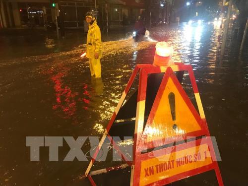 Mưa to khiến một số tuyến phố ở Hà Nội bị ngập úng