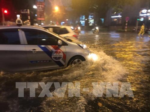 Mưa to khiến một số tuyến phố ở Hà Nội bị ngập úng