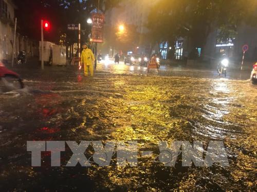 Mưa to khiến một số tuyến phố ở Hà Nội bị ngập úng