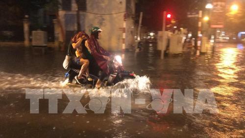 Mưa to khiến một số tuyến phố ở Hà Nội bị ngập úng