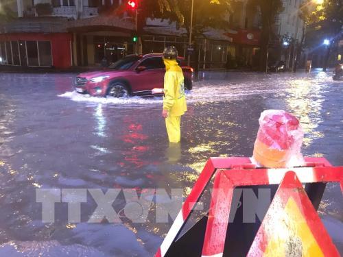 Mưa to khiến một số tuyến phố ở Hà Nội bị ngập úng