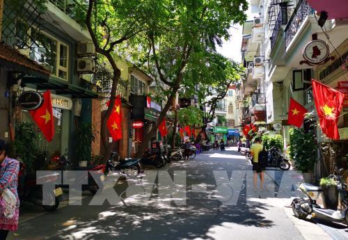 Hà Nội trang hoàng rực rỡ cờ hoa mừng 74 năm Quốc khánh 2/9